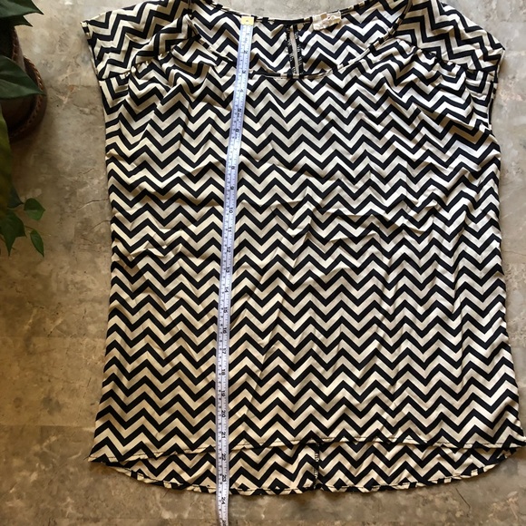 Chevron pattern black and cream top - Picture 3 of 4